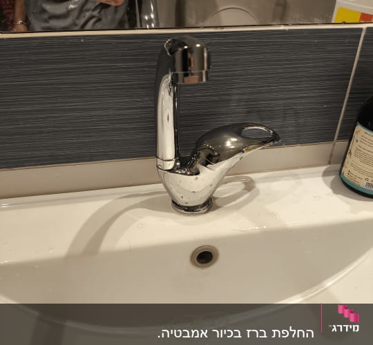 ברז כרום בכיור עם סבון ומראה